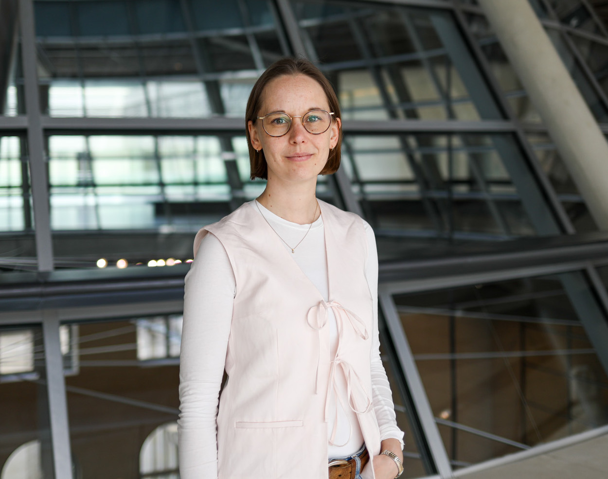 Frau Lena Gumnior steht in der Kuppel des Bundestages