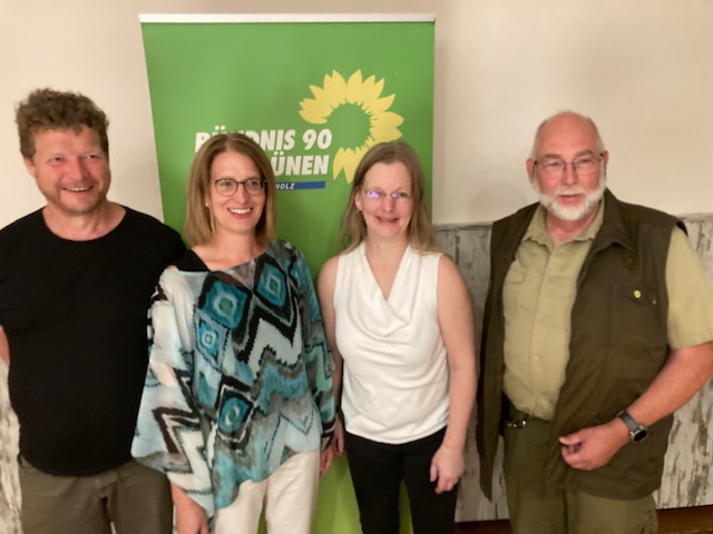Gruppenbild des neu gewählten Vorstands vor einem Banner von Bündnis 90 Die Grünen. Von links nach rechts Heinz-Jürgen Michel, Britta Buttelmann, Katja Döling, Carl-Georg Wrage