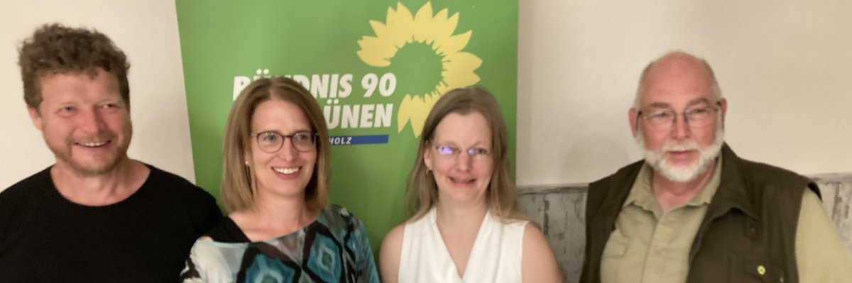 Der im Juni 2025 neu gewählte Vorstand vor einem Aufsteller von Bündnis 90 Die Grünen. Von links nach rechts Heinz-Jürgen Michel, Britta Buttelmann, Katja Döling, Carl Georg Wrage