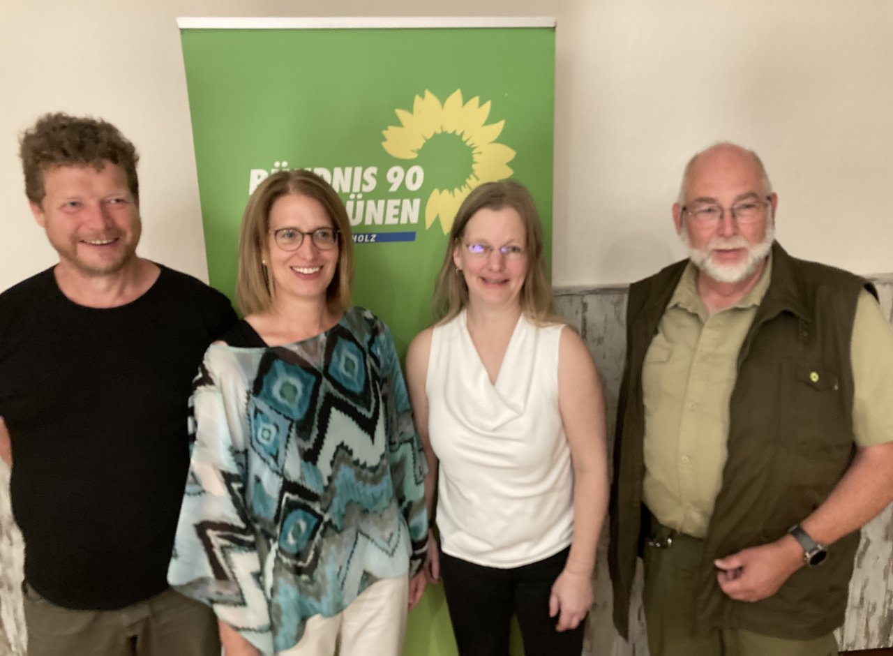 Der im Juni 2025 neu gewählte Vorstand vor einem Aufsteller von Bündnis 90 Die Grünen. Von links nach rechts Heinz-Jürgen Michel, Britta Buttelmann, Katja Döling, Carl Georg Wrage