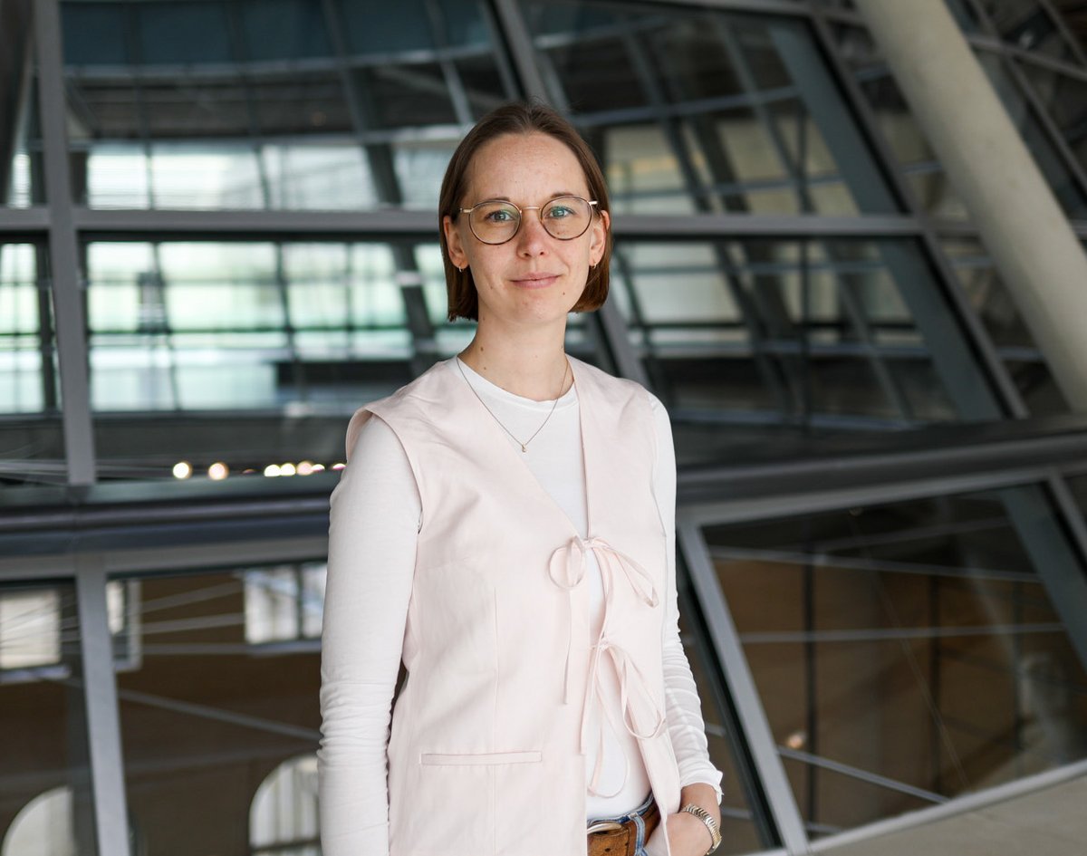 Frau Lena Gumnior steht in der Kuppel des Bundestages