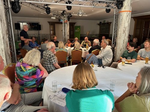Blick aus einer vorderen Ecke in den Saal während der Kreismitgliederversammlung