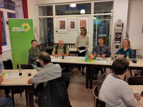 Die Vorsitzende Britta Buttelmann begrüßt die Gäste.