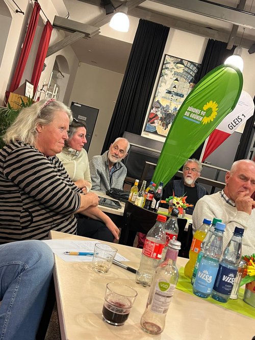 Kristine Helmerichs, Annika Bruck und Bernhard Helmerichs am Tisch während der Kreismitgliederversammlung