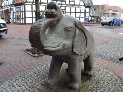 Eine Elefantenskulptur in der Innenstadt von Diepholz