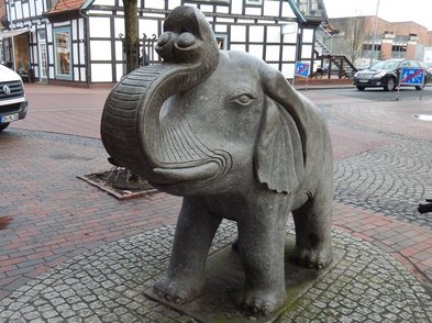 Eine Elefantenskulptur in der Innenstadt von Diepholz