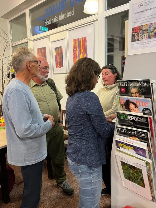 Annika Bruck vom Ortsverband Weyhe im Gespräch mit anderen Mitgliedern
