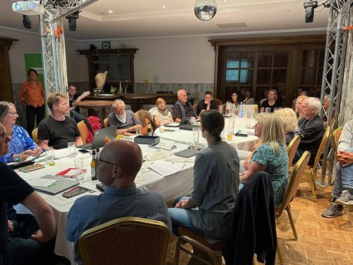 Blick aus einer vorderen Ecke in den Saal während der Kreismitgliederversammlung. 